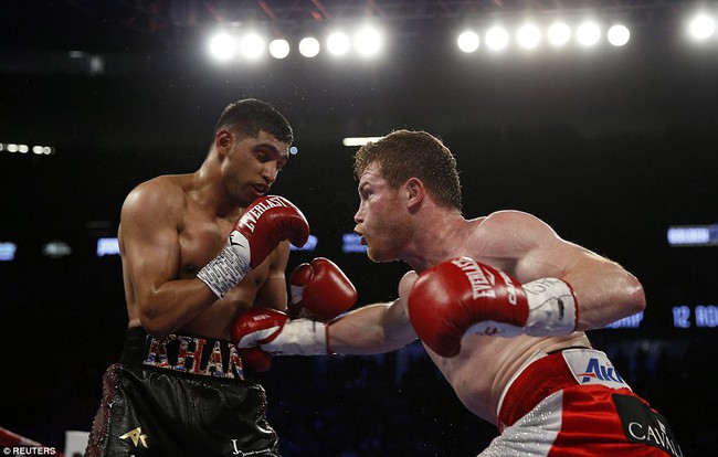 Amir Khan phải nhập viện khẩn cấp vì bị đấm gục trong trận đấu tranh đai WBC - Ảnh 3.