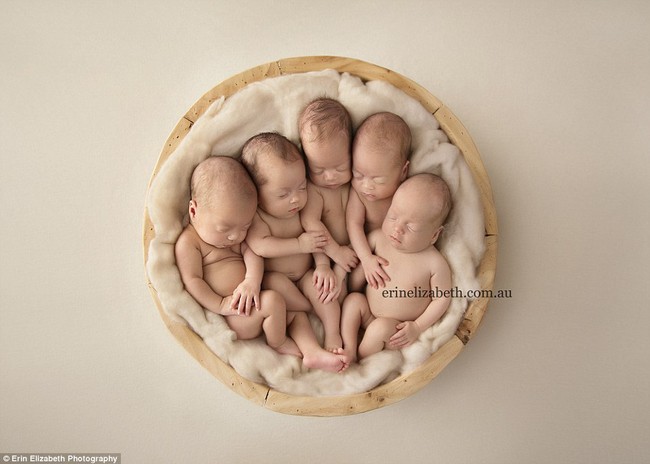 Người mẹ xinh đẹp sinh 5 đứa bé đáng yêu trong vòng 2 phút khoe con trong loạt ảnh mới - Ảnh 2.