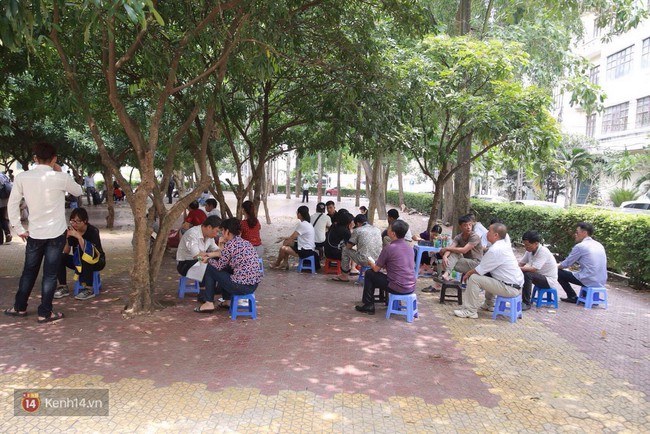 Th&iacute; sinh xếp h&agrave;ng đ&ocirc;ng nghịt chờ Đ&aacute;nh gi&aacute; năng lực tại trường ĐH Quốc Gia HN - Ảnh 9.