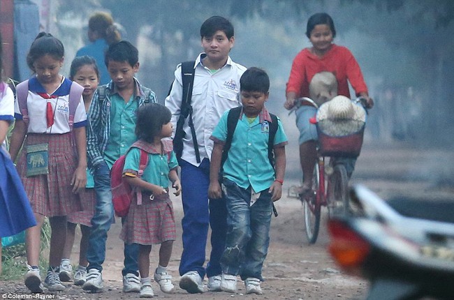 Những đứa con ở Campuchia được Angelina Jolie nhận nuôi nay đã cắp sách đến trường - Ảnh 4.