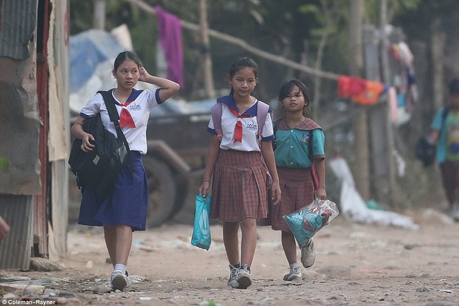 Những đứa con ở Campuchia được Angelina Jolie nhận nuôi nay đã cắp sách đến trường - Ảnh 3.