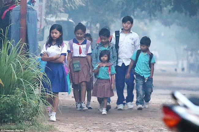 Những đứa con ở Campuchia được Angelina Jolie nhận nuôi nay đã cắp sách đến trường - Ảnh 2.