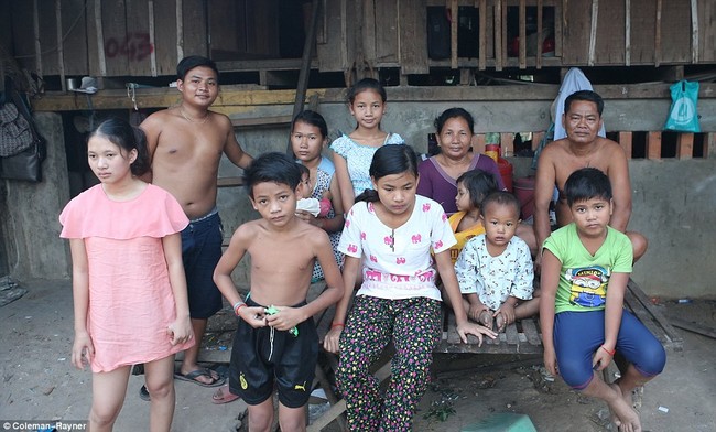 Những đứa con ở Campuchia được Angelina Jolie nhận nuôi nay đã cắp sách đến trường - Ảnh 7.