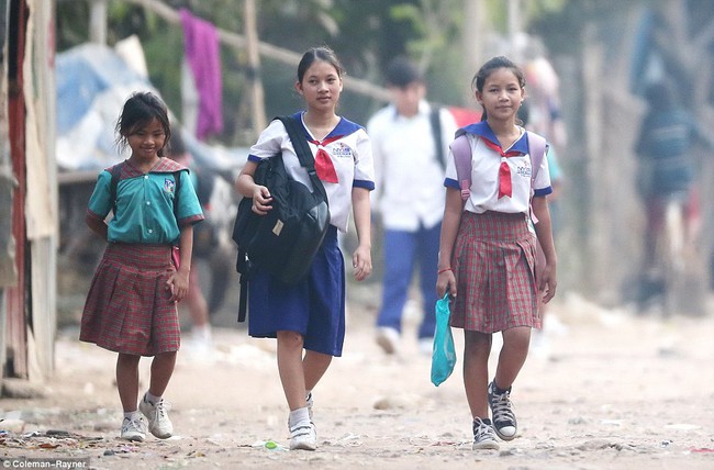 Những đứa con ở Campuchia được Angelina Jolie nhận nuôi nay đã cắp sách đến trường - Ảnh 1.