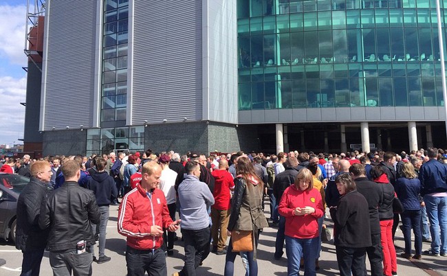 Hoãn trận Man Utd - Bournemouth vì sân Old Trafford nghi bị đánh bom - Ảnh 8.