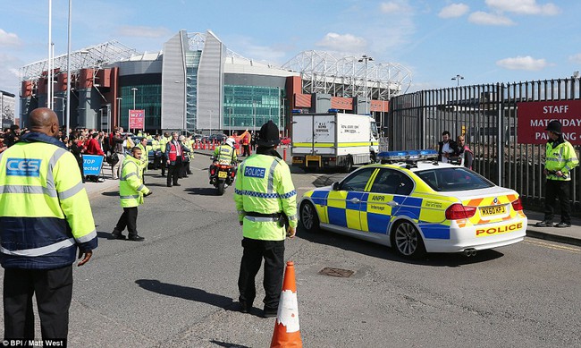 Hoãn trận Man Utd - Bournemouth vì sân Old Trafford nghi bị đánh bom - Ảnh 9.