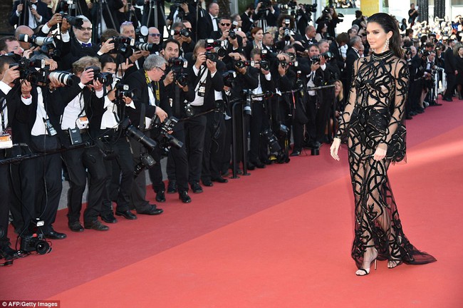 Hoa hậu đẹp nhất mọi thời đại cũng bị Kendall Jenner đè bẹp nhan sắc tại Cannes - Ảnh 5.
