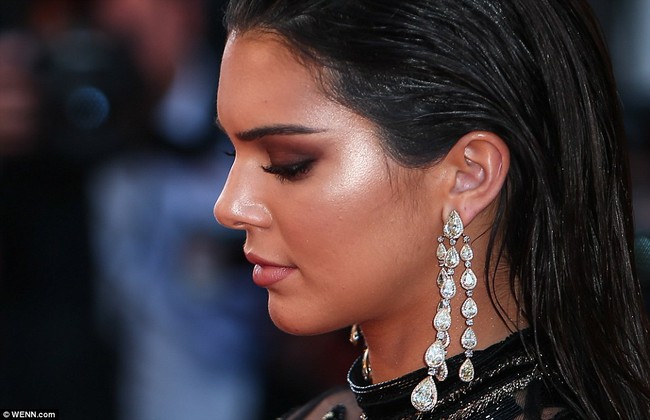 Hoa hậu đẹp nhất mọi thời đại cũng bị Kendall Jenner đè bẹp nhan sắc tại Cannes - Ảnh 9.