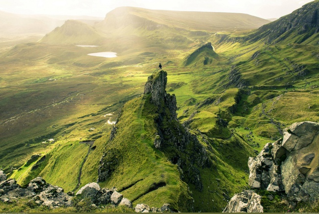 344055-900-1457516229-earthporn-i-was-suggested-to-post-this-here-this-is-the-quiraing-area-of-the-isle-of-skye-with-me-taking-in-the-scenery-2650x1768-oc-1471253012207.jpg