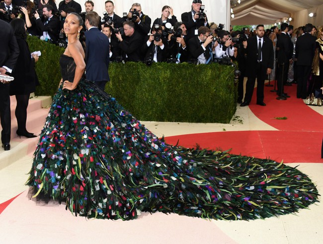 Taylor Swift và Selena Gomez ăn vận trẻ trung, khác biệt với dàn sao lộng lẫy tại Met Gala 2016 - Ảnh 18.