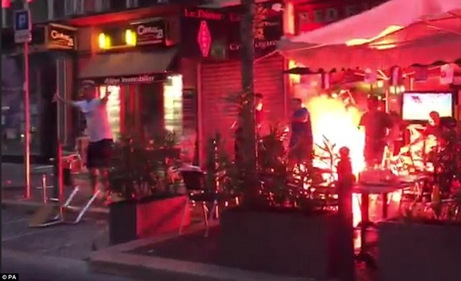 Euro vừa khai mạc, Hooligan Anh v&agrave; Nga đ&atilde; đ&aacute;nh nhau loạn Marseille - Ảnh 9.