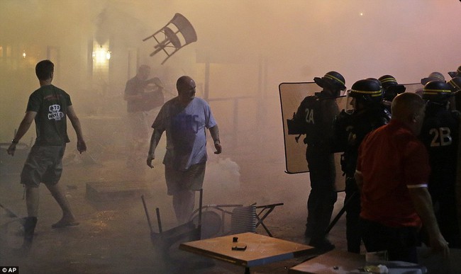 Euro vừa khai mạc, Hooligan Anh v&agrave; Nga đ&atilde; đ&aacute;nh nhau loạn Marseille - Ảnh 10.