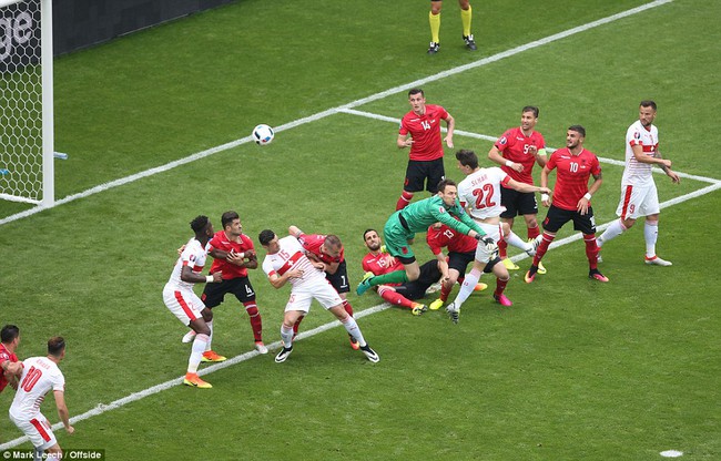 Thắng nhẹ Albania, Thụy Sĩ san sẻ ngôi đầu bảng A cùng chủ nhà Pháp - Ảnh 2.