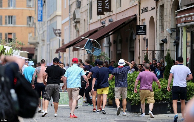 Euro vừa khai mạc, Hooligan Anh v&agrave; Nga đ&atilde; đ&aacute;nh nhau loạn Marseille - Ảnh 7.