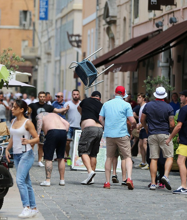 Euro vừa khai mạc, Hooligan Anh v&agrave; Nga đ&atilde; đ&aacute;nh nhau loạn Marseille - Ảnh 8.