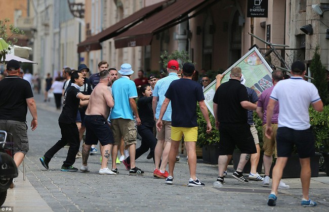 Euro vừa khai mạc, Hooligan Anh v&agrave; Nga đ&atilde; đ&aacute;nh nhau loạn Marseille - Ảnh 6.
