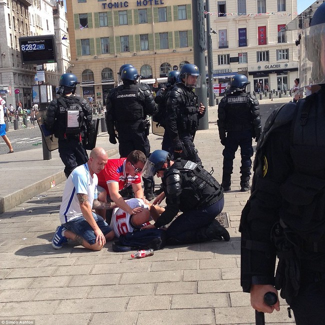 Euro vừa khai mạc, Hooligan Anh v&agrave; Nga đ&atilde; đ&aacute;nh nhau loạn Marseille - Ảnh 3.