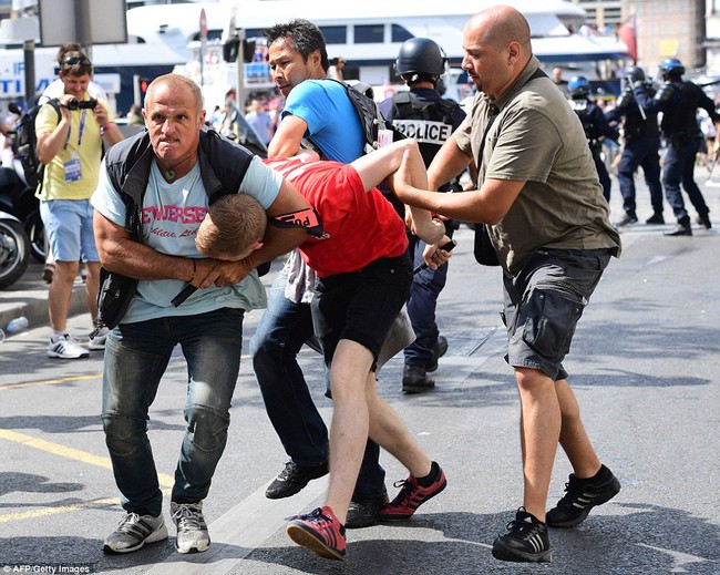 Euro vừa khai mạc, Hooligan Anh v&agrave; Nga đ&atilde; đ&aacute;nh nhau loạn Marseille - Ảnh 2.