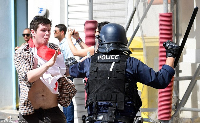 Euro vừa khai mạc, Hooligan Anh v&agrave; Nga đ&atilde; đ&aacute;nh nhau loạn Marseille - Ảnh 1.