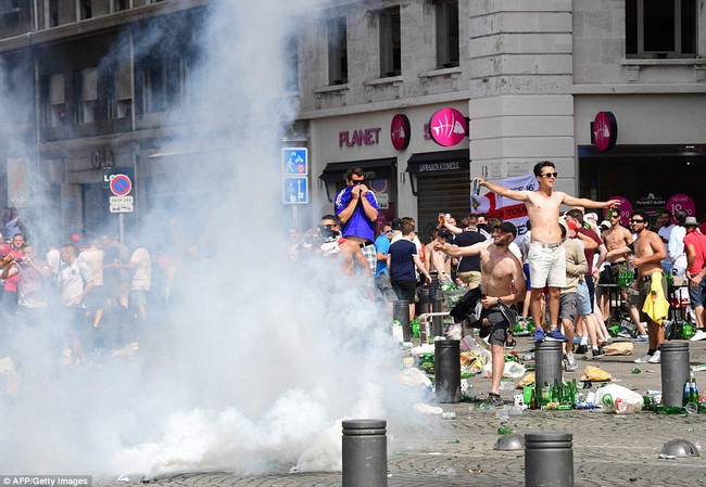 Euro vừa khai mạc, Hooligan Anh v&agrave; Nga đ&atilde; đ&aacute;nh nhau loạn Marseille - Ảnh 4.
