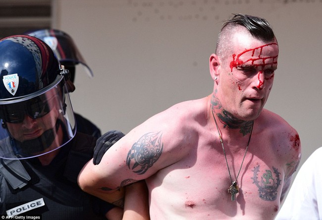 Euro vừa khai mạc, Hooligan Anh v&agrave; Nga đ&atilde; đ&aacute;nh nhau loạn Marseille - Ảnh 5.