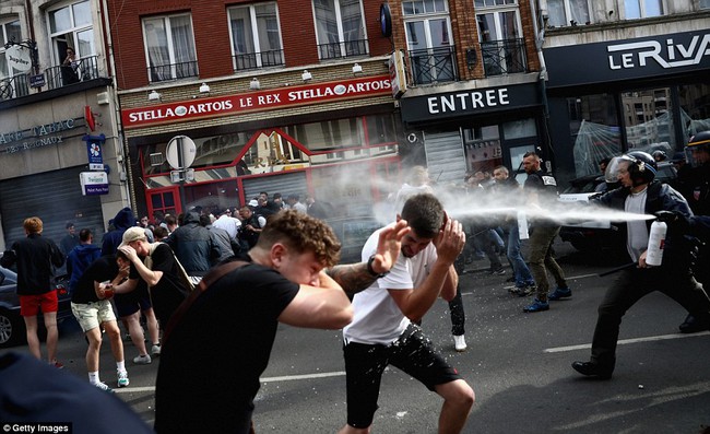 36 người bị bắt trong vụ hooligan Nga và Anh hẹn quyết chiến ở Lille - Ảnh 6.