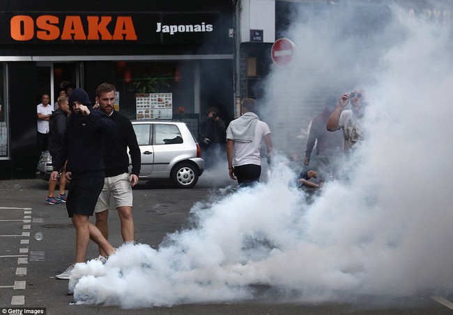 36 người bị bắt trong vụ hooligan Nga và Anh hẹn quyết chiến ở Lille - Ảnh 7.