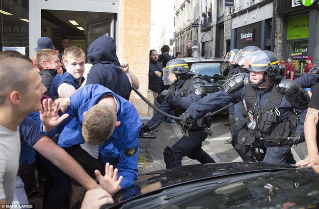 36 người bị bắt trong vụ hooligan Nga và Anh hẹn quyết chiến ở Lille - Ảnh 3.