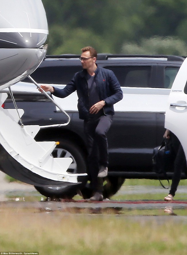 Taylor Swift v&agrave; Tom Hiddleston c&ugrave;ng xuất hiện ở s&acirc;n bay sau khi lộ ảnh h&ocirc;n nhau - Ảnh 5.