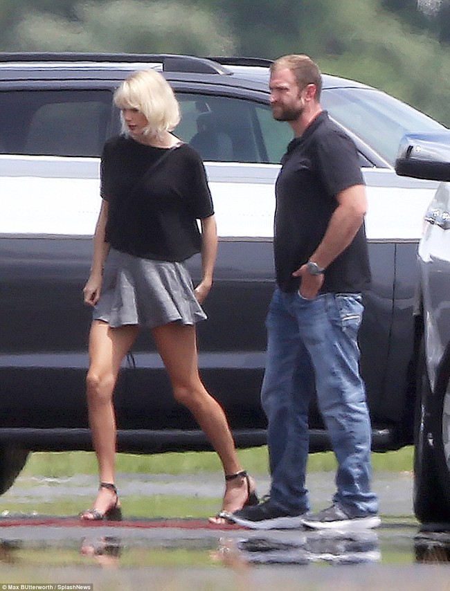 Taylor Swift v&agrave; Tom Hiddleston c&ugrave;ng xuất hiện ở s&acirc;n bay sau khi lộ ảnh h&ocirc;n nhau - Ảnh 2.