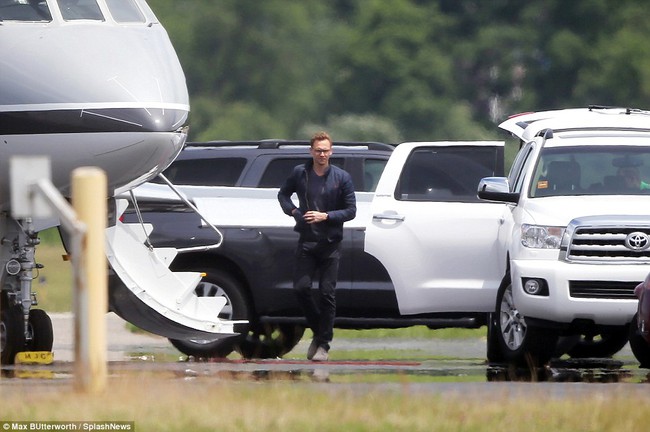 Taylor Swift v&agrave; Tom Hiddleston c&ugrave;ng xuất hiện ở s&acirc;n bay sau khi lộ ảnh h&ocirc;n nhau - Ảnh 4.