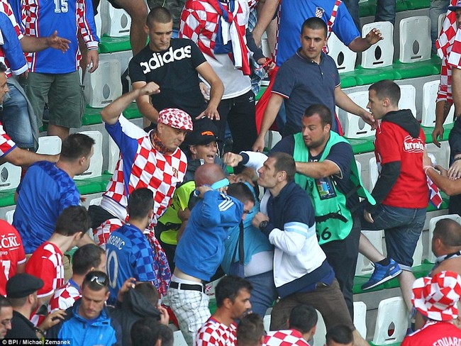 Pháo sáng và ẩu đả trên khán đài làm hoen ố trận Croatia - CH Czech - Ảnh 6.