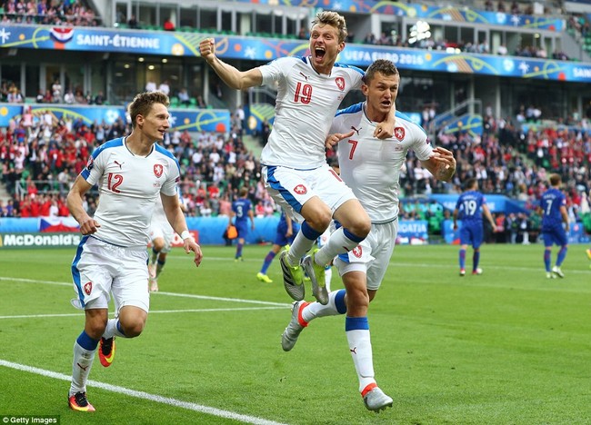 Pháo sáng và ẩu đả trên khán đài làm hoen ố trận Croatia - CH Czech - Ảnh 9.