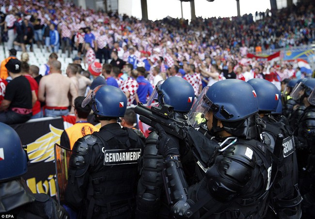 Pháo sáng và ẩu đả trên khán đài làm hoen ố trận Croatia - CH Czech - Ảnh 7.