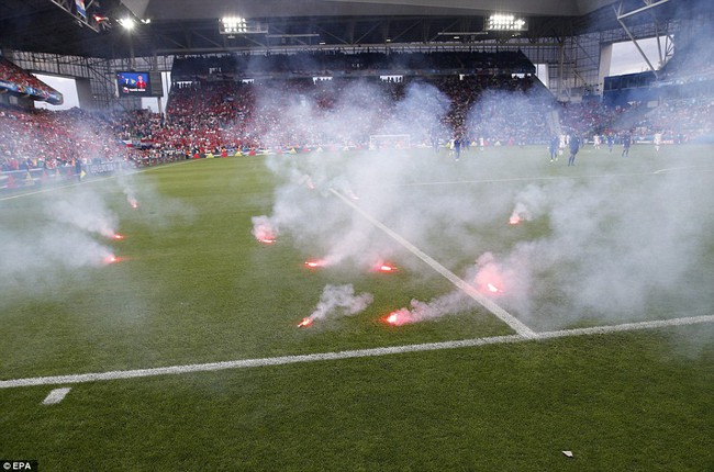 Pháo sáng và ẩu đả trên khán đài làm hoen ố trận Croatia - CH Czech - Ảnh 2.