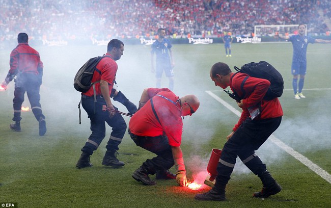 Pháo sáng và ẩu đả trên khán đài làm hoen ố trận Croatia - CH Czech - Ảnh 4.