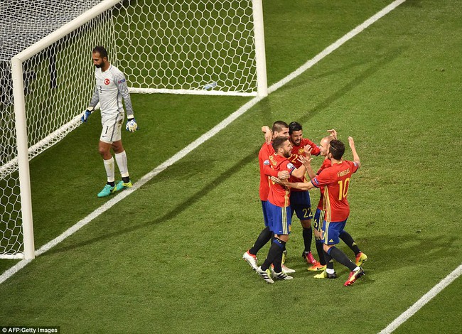 T&acirc;y Ban Nha hủy diệt Thổ Nhĩ Kỳ, gi&agrave;nh v&eacute; v&agrave;o v&ograve;ng knock-out - Ảnh 10.