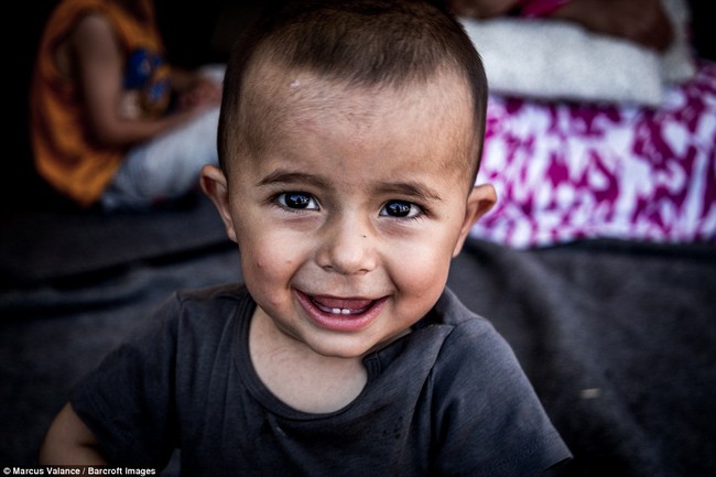 Đằng sau hàng dây thép gai trại tị nạn, vẫn ngời sáng những ánh mắt trẻ thơ an yên, hạnh phúc - Ảnh 17.