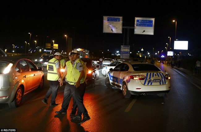 Khoảnh khắc bom nổ kinh hoàng trong vụ đánh bom tự sát tại sân bay Thổ Nhĩ Kỳ - Ảnh 12.