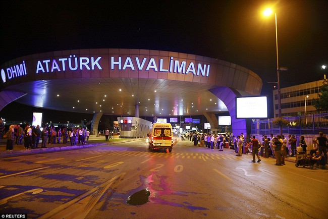 Khoảnh khắc bom nổ kinh hoàng trong vụ đánh bom tự sát tại sân bay Thổ Nhĩ Kỳ - Ảnh 13.