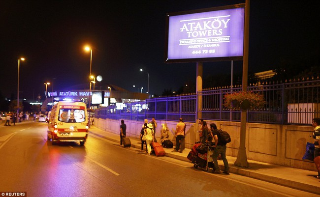 Khoảnh khắc bom nổ kinh hoàng trong vụ đánh bom tự sát tại sân bay Thổ Nhĩ Kỳ - Ảnh 14.