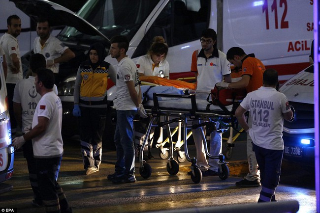 Khoảnh khắc bom nổ kinh hoàng trong vụ đánh bom tự sát tại sân bay Thổ Nhĩ Kỳ - Ảnh 19.