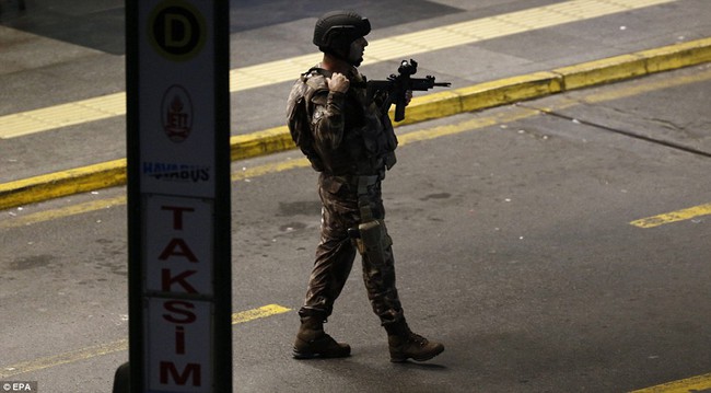 Viên cảnh sát anh hùng liều mạng chống lại tay súng ngay trước khi bom phát nổ ở sân bay Thổ Nhĩ Kỳ - Ảnh 2.