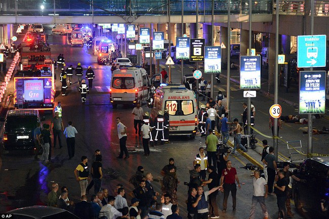 Khoảnh khắc bom nổ kinh hoàng trong vụ đánh bom tự sát tại sân bay Thổ Nhĩ Kỳ - Ảnh 28.