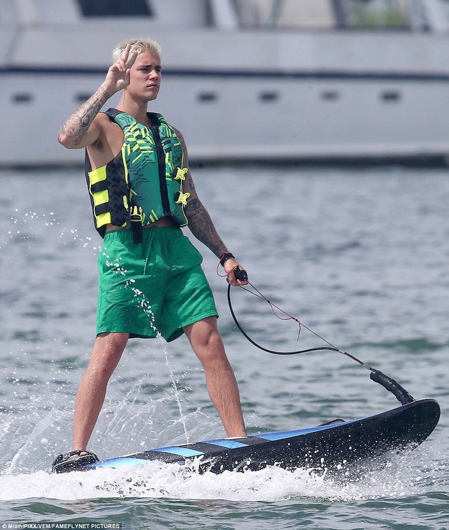 Justin Bieber lộ v&ograve;ng 3 v&igrave; mặc nội y trắng ướt sũng khi chơi tr&ecirc;n biển - Ảnh 6.