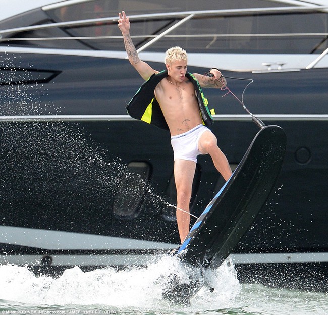 Justin Bieber lộ v&ograve;ng 3 v&igrave; mặc nội y trắng ướt sũng khi chơi tr&ecirc;n biển - Ảnh 2.