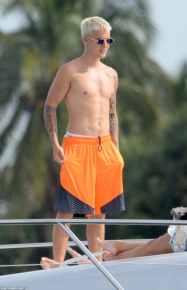 Justin Bieber lộ v&ograve;ng 3 v&igrave; mặc nội y trắng ướt sũng khi chơi tr&ecirc;n biển - Ảnh 7.