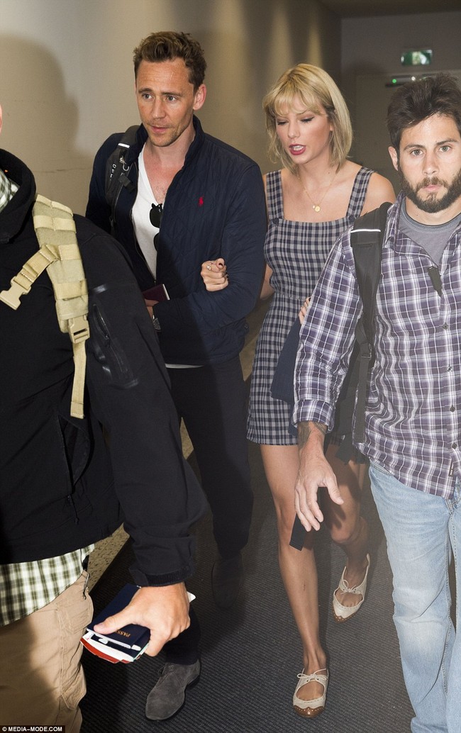 Hẹn hò Tom Hiddleston, Taylor Swift khiến fan cuồng đến tận nhà khóc lóc - Ảnh 3.