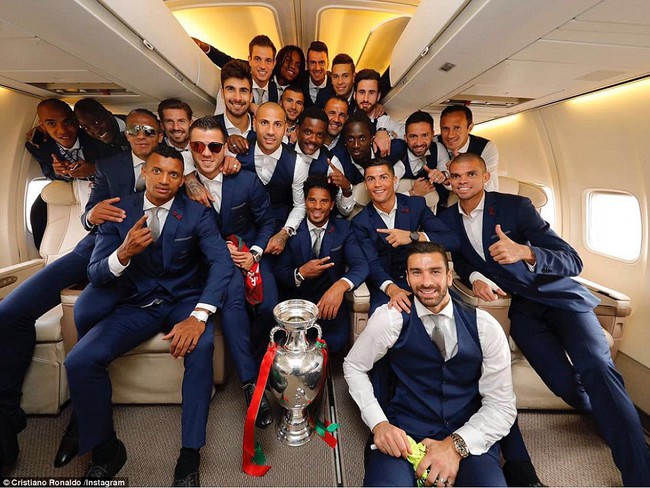 Biển người chào đón Ronaldo và các tuyển thủ Bồ Đào Nha - Ảnh 1.