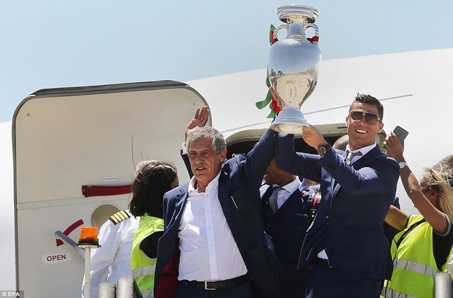 Biển người chào đón Ronaldo và các tuyển thủ Bồ Đào Nha - Ảnh 6.